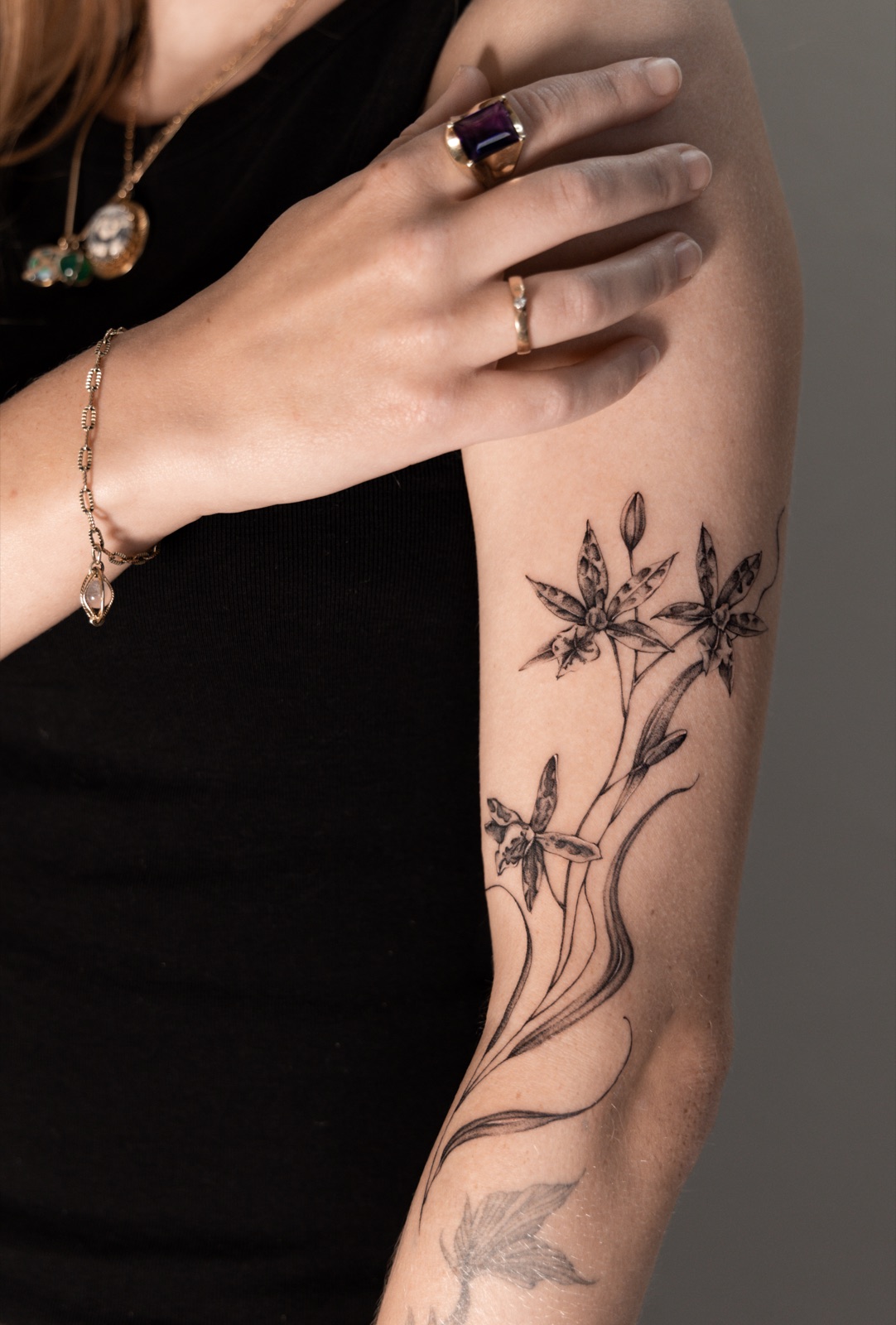 Fijne botanische tattoo op een arm
