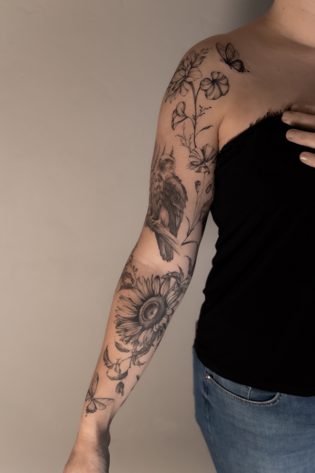 Uitgebreide botanische tattoo op een onderarm