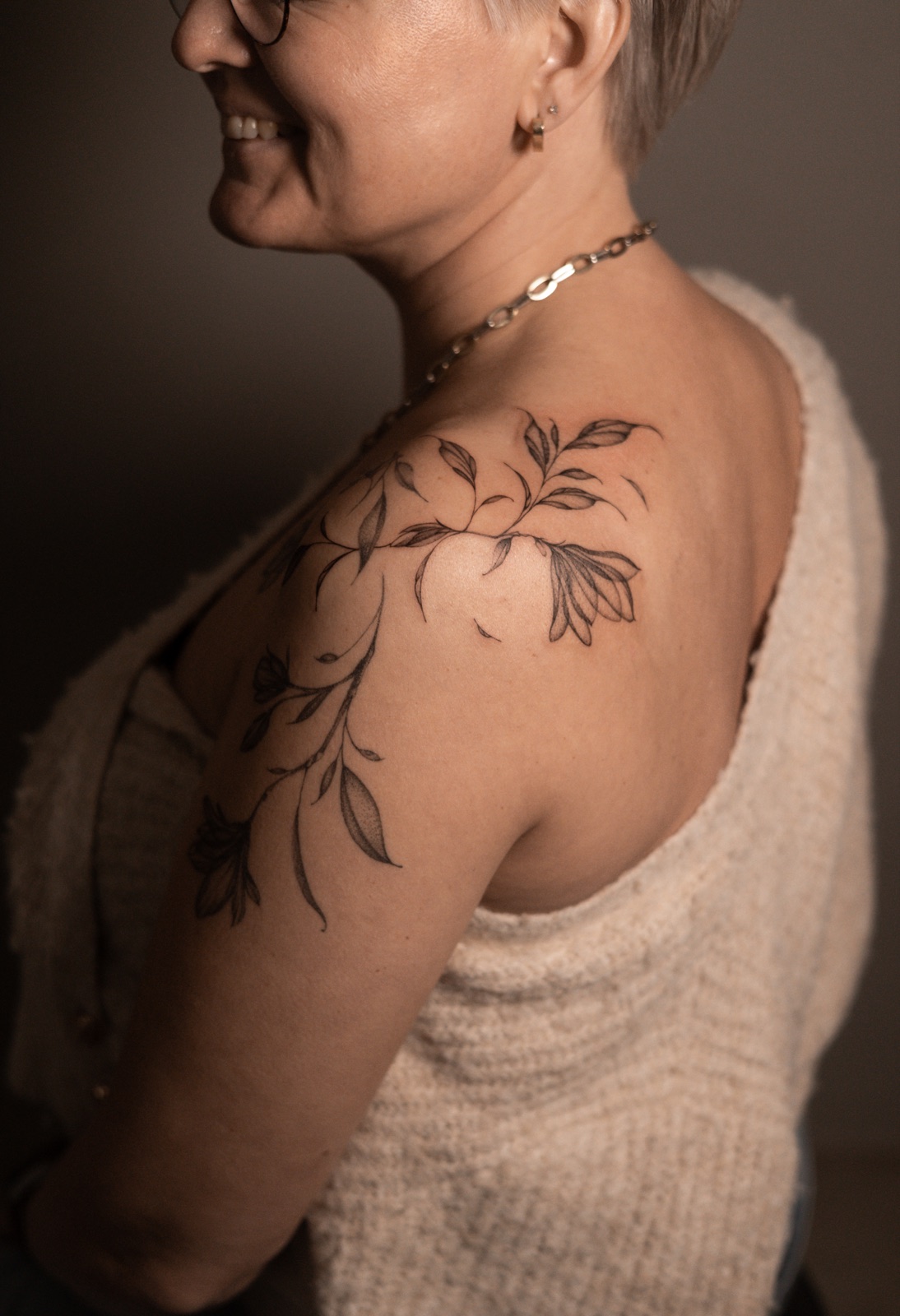Genezen botanische tattoo op een schouder