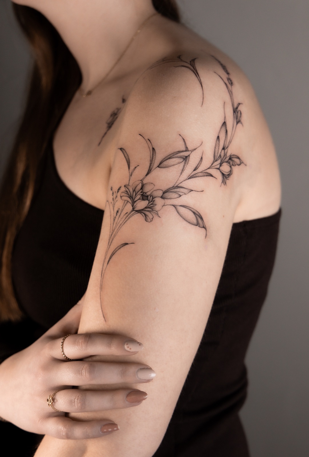 Botanische tattoo op een bovenarm