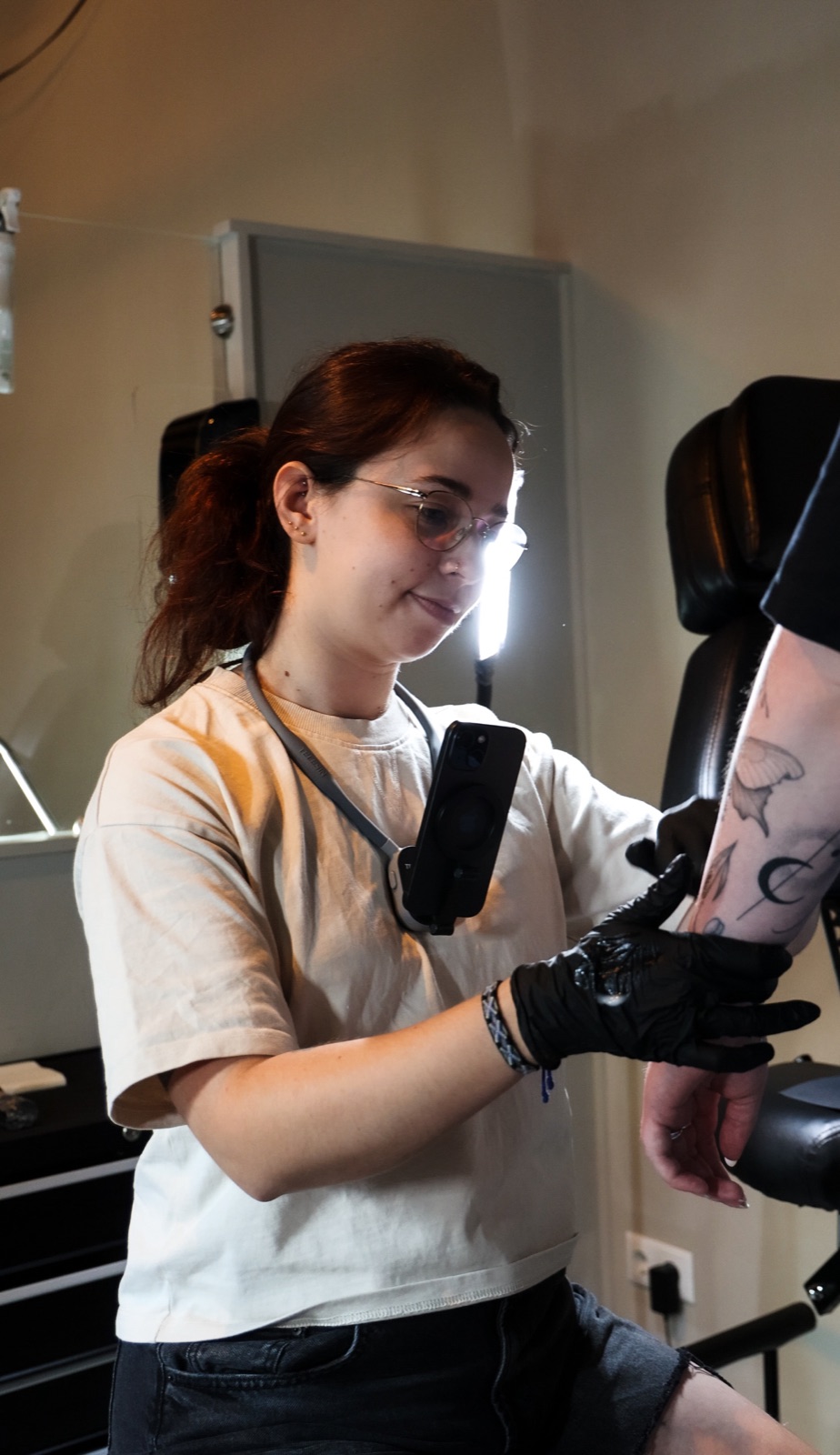 Marlies geconcentreerd aan het tatoeëren
